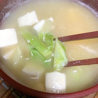 ウドの皮とブロッコリーの茎と豆腐の味噌汁。